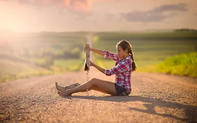 Красивейшая девушка на проселочной дороге Стоковое Фото - изображение  насчитывающей автостопом, автостоп: 26000542