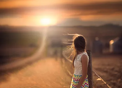 Наклоненная девушка стоит на дороге покрытой с лужицами Фото вечера  затопленное с солнечным светом Стоковое Изображение - изображение  насчитывающей удерживание, стоять: 109233919