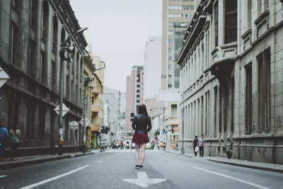 Девушка в городе переходит дорогу | Уличная фотография, Городская  фотография, Фотосъемка