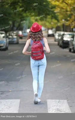 Молодая и красивая девушка голосует на дороге Осенняя дорога Поймать машину  на пустой дороге Хитчкинг Бесплатные поездки на автом Стоковое Фото -  изображение насчитывающей рука, девушка: 160916946