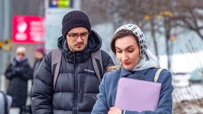 Парень На Коленях Перед Девушкой На Деревянном Пирсе Возле Воды И Держа Руки.  Девушка В Руках Лодку С Красными Парусами. Современный Грей И Ассоль, Алые  Паруса Фотография, картинки, изображения и сток-фотография без