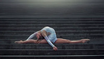 Красивая девушка гимнастка на шпагате…» — создано в Шедевруме