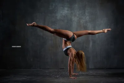 Фотография Шпагат Растяжка упражнение девушка Гимнастика ног Ствол
