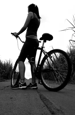 Девушка на велосипеде, летом в городе, в ее руке смартфон, навигатор,  смотрит маршрут, приложение онлайн Стоковое Изображение - изображение  насчитывающей персона, переговор: 143430143