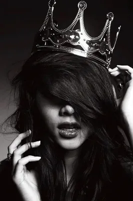 Девушка с красивой короной из …» — создано в Шедевруме
