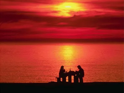 Закат, море, двое сидят на берегу…» — создано в Шедевруме