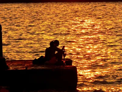 Двое молодых людей обнимаются на фоне заката у реки Замедленное движение,  Stock Footage Включая: река и красивая - Envato Elements