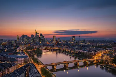 Франкфурт-на-Майн Панорамный вид на пейзаж с небоскребами во Франкфурте,  Гессен Стоковое Фото - изображение насчитывающей основной, небо: 149538668