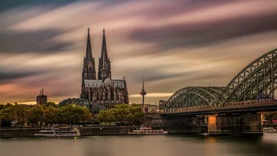Обои на рабочий стол Город Cologne, Germany / Кельн, Германия,  расположенный на берегах реки Рейн, вид на мост Гогенцоллернов /  Hohenzollernbrucke и Кельнский собор, by Gurcan Kadagan, обои для рабочего  стола, скачать