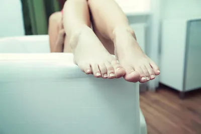 Как лечить грибок на ногах в домашних условиях: подборка эффективных  способов