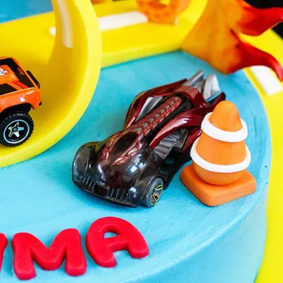 Торт Hot Wheels на 2 года 11053619 стоимостью 18 350 рублей - торты на  заказ ПРЕМИУМ-класса от КП «Алтуфьево»