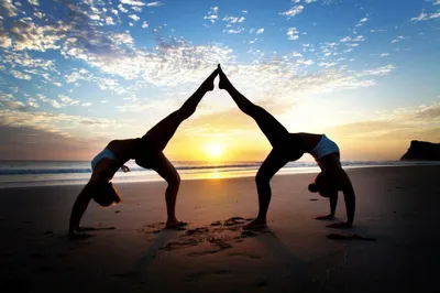 2 молодой женщины и йога Acro человека практикуя Стоковое Изображение -  изображение насчитывающей спорт, прочность: 72872477