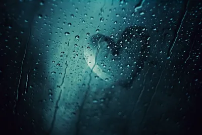 Капли дождя на оконном стекле на синем фоне, текстура ледяной глыбы. Stock  Photo | Adobe Stock