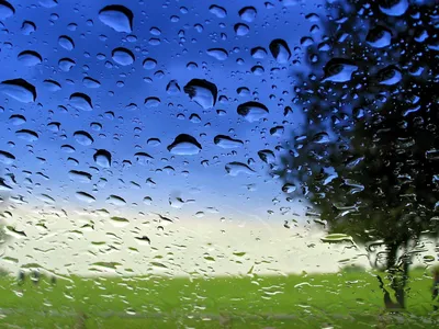 Капли Дождя Стекло Мокрое Окно Дождливая Погода стоковое фото  ©Imaginechina-Tuchong 293660654