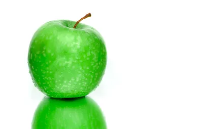 Зеленое яблоко в воде на белом фоне - обои для рабочего стола, картинки,  фото