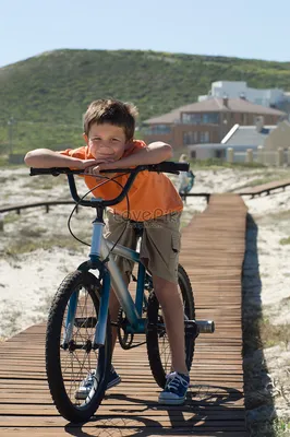 Мальчик с избыточным весом катается на велосипеде в парке :: Стоковая  фотография :: Pixel-Shot Studio