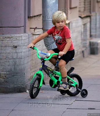 Мальчик на велосипеде музыкальный, светящийся - купить с доставкой по  выгодным ценам в интернет-магазине OZON (861349619)