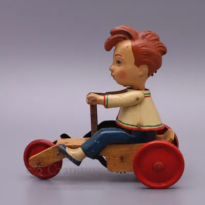 Улыбающийся мальчик на велосипеде» — создано в Шедевруме