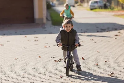 Мальчик на велосипеде в парке в прекрасный весенний день | Премиум Фото