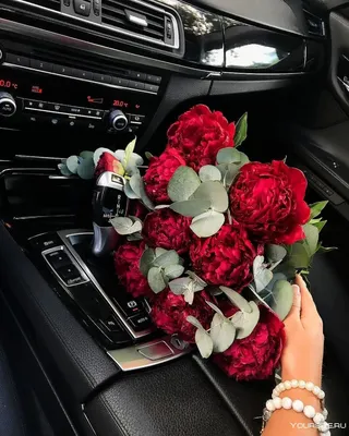 Брюнетка с розами в машине - 73 фото