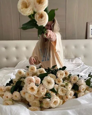 Картинка девушка в кровати с цветами на аву - скачать бесплатно с  КартинкиВед