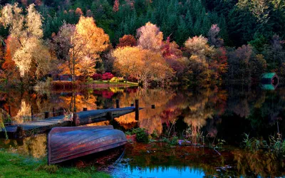 Обои на рабочий стол Осенняя природа на берегу озера, возле причала  перевернутая лодка, обои для рабочего стола, скачать обои, обои бесплатно