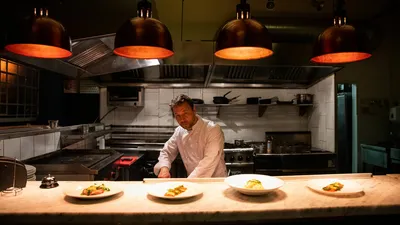 Шеф-повара и официантка на кухне Стоковое Изображение - изображение  насчитывающей коммерчески, еда: 56207415