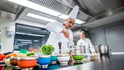 Мужской шеф-повар на кухне стоковое изображение. изображение насчитывающей  шлем - 35004841