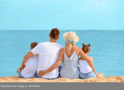 семья на море картина красивая: 16 тыс изображений найдено в  Яндекс.Картинках | Best family resorts, Family resorts, Beach