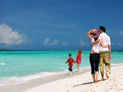 Счастливая семья на море стоковое изображение. изображение насчитывающей  влюбленность - 180694035