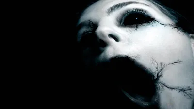 азиатский призрак или зомби-ужас страшный страшный, волосы покрывают лицо и  глаз достают руку Стоковое Изображение - изображение насчитывающей дьявол,  глаза: 253698317