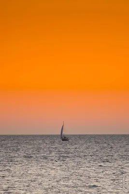 Морской фотопейзаж: яхта в море после заката (2000 на 3000 пикселей)