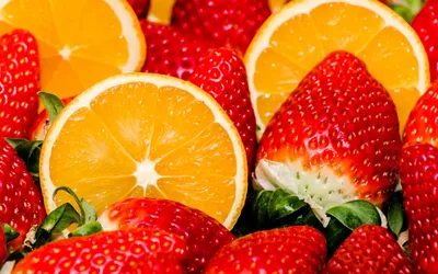 Фон рабочего стола где видно клубника, апельсины, еда, ягоды, фрукты,  полезная еда, яркие обои, Strawberry, oranges, food, berries, fruit,  healthy food, bright wallpaper