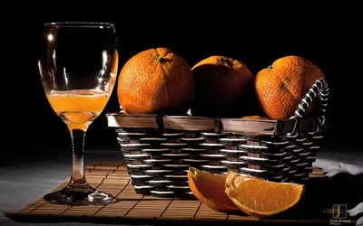 Обои на рабочий стол Апельсины, лежащие в плетеной корзинке со стоящим  рядом фужером с апельсиновым соком, обои для рабочего стола, скачать обои,  обои бесплатно