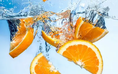 Дольки апельсина в воде - Еда - Обои на рабочий стол - Галерейка