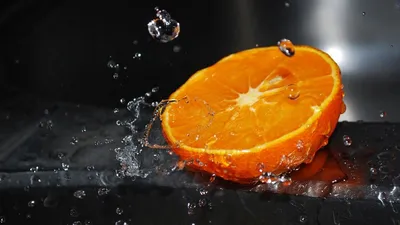 Обои апельсин, половина, вода, брызги, цитрусовые картинки на рабочий стол,  фото скачать бесплатно