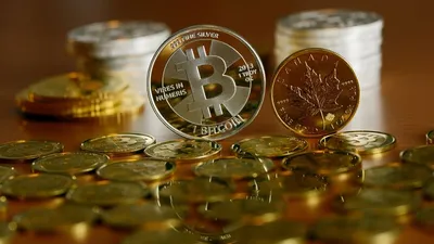 Скачать обои Сувенир Монета биткоин на фоне биржевого графика на рабочий  стол из раздела картинок Криптовалюты