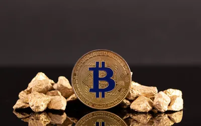 Обои на рабочий стол Монета Биткоин / Bitcoin с синей буквой В на фоне  золотых самородков, обои для рабочего стола, скачать обои, обои бесплатно