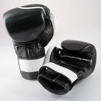 Боксерские перчатки на гладком фоне | Обои для телефона