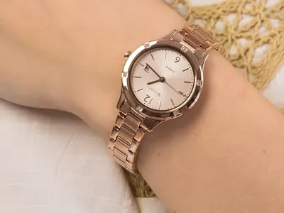Стильные молодежные женские часы на руку золотые с чёрным циферблатом —  цена 680 грн в каталоге Часы ✓ Купить женские вещи по доступной цене на  Шафе | Украина #122030076