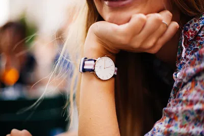 На какой руке носят часы мужчины и женщины — почему одевают часы на левую  руку, как правильно и можно ли на правую