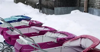 Весело детей в зимний период. Sledging. Девочка играет со своим братом зимой  на улице в деревне Стоковое Изображение - изображение насчитывающей дочь,  смеяться: 182965565