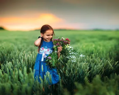 Низкий Угол Зрения Счастливые Дети Бег На Природе — стоковые фотографии и  другие картинки Бегать - iStock