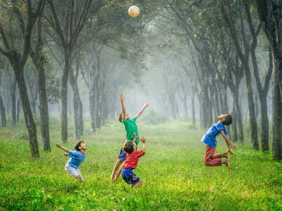 14 удивительных фотографий детей, играющих на природе