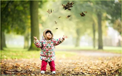 счастливые дети бегают по красивой природе, поле, иллюстрация, Листья фон  картинки и Фото для бесплатной загрузки
