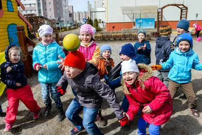 Дети играют в вышибалу на прогулке в детском саду. Фотосъёмка для выпусных  альбомов. | Фотосъемка, Детский сад, Дети