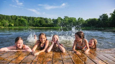 Дети брызгают водой, на берегу реки в пляжный сезон. Летний отпуск с детьми  Стоковое Фото - изображение насчитывающей скачка, кавказско: 171157192