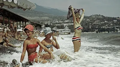 На пляже в 1980-е годы. Так тогда отдыхали девушки в СССР | История России  | Дзен