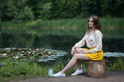 Портрет милой девушки на природе. Леди в белом платье в лесу. Девушка с  естественным макияжем. Красивый стиль жизни. Stock Photo | Adobe Stock