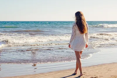 2 Девушки со спины на пляже Стоковое Изображение - изображение  насчитывающей свежесть, затишье: 181992321